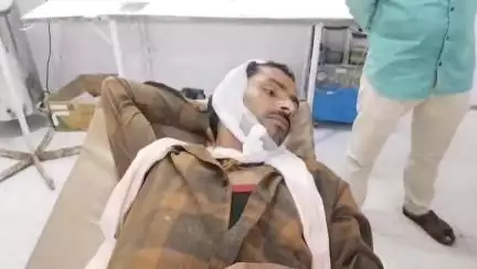 चरखारी: पुन्नियां गांव में चाचा ने भतीजों को लाठी-डंडों से पीटकर किया घायल, जिला अस्पताल में कराया गया भर्ती