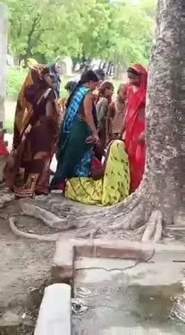 सकलडीहा: जगदीशपुर में जमीनी विवाद के चलते मनबढ़ परिवार के बच्चों और महिलाओं ने बुजुर्ग महिला को पीटकर घसीटा, वीडियो हुआ वायरल