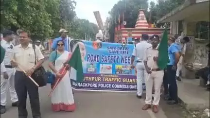 ব্যারাকপুর ১: আতপুর সাব ট্রাফিক গার্ডের পক্ষ থেকে আয়োজিত হল সেফ ড্রাইভ সেভ লাইফ কর্মসূচি