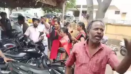 ஈரோடு: வடக்கு காவல் நிலையம் முற்றுகையிட்ட ஆதித்யா குடும்பத்தினர்