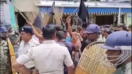 মন্তেশ্বর: মন্ত্রীকে কালো পতাকা, ঝাঁটা নিয়ে গো ব্যাক স্লোগান মন্তেশ্বর ছাত্র সমাজের