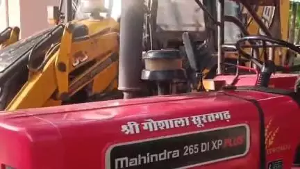 सूरतगढ़: 328 RD के पास वन विभाग की कार्रवाई में 50 क्विंटल लकड़ी से भरा ट्रैक्टर रेहड़ा पकड़ा गया, जेसीबी भी ज़ब्त