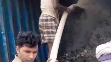 रैपुरा: रैपुरा थाना प्रभारी की सूझबूझ से टला बड़ा हादसा, डम्फर में लगी आग, स्थानीय लोगों की मदद से पाया काबू, वीडियो वायरल