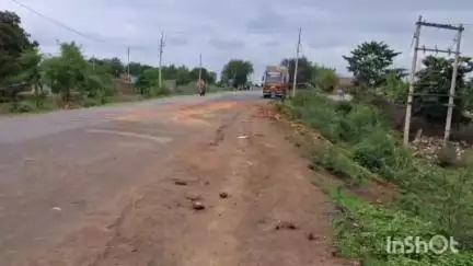 बटियागढ़: नीमन तिराहे के पास ट्रक ने ट्रैक्टर ट्रॉली को टक्कर मारी, 1 की मौत, 3 घायल