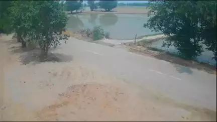 सिरसा: गांव रंगड़ी खेड़ा के पास ट्रक और बाइक की टक्कर, हादसे में तीन लोग घायल, सीसीटीवी फुटेज आया सामने