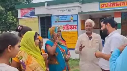 पीलीभीत: गांव पिंडरा देवीपुर के प्राथमिक विद्यालय का बैजूनगर के विद्यालय में विलय होने से ग्रामीणों में रोष