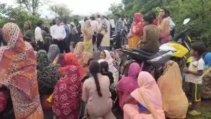 डिंडौरी: देवरी माल के बहेरा टोला में बिजली-पानी की समस्या से परेशान ग्रामीणों ने सड़क पर लगाया जाम, वीडियो वायरल