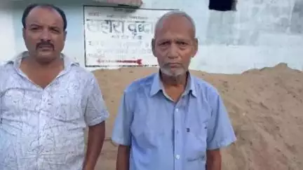 बैरिया: खुशी टोला में जिला परिषद पति संजय गुप्ता ने सहारा वृद्धा आश्रम की खोली पोल