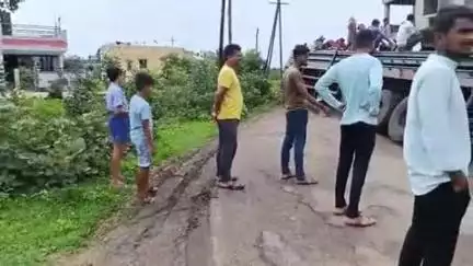 भद्रावती: अहिल्यादेवी चौक ते टि पाईंट रस्त्यावरील खड्डे व अवजड वाहणांमुळे नागरीकांचा जिव धोक्यात #jansamasya