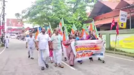ചാവക്കാട്: കവർച്ചാ കേസിൽ CPM നേതാവിനെ അറസ്റ്റ് ചെയ്യണം, ചാവക്കാട് സ്റ്റേഷനിലേക്ക് BJP നടത്തിയ മാർച്ചിന് നേരെ ജലപീരങ്കി പ്രയോഗം