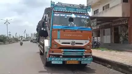 धुळे: मुंबई आग्रा राष्ट्रीय महामार्ग क्रं ३ हॉटेल अपनी रस्त्यावर पायी चालणाऱ्या दोघांना ट्रकची धडक एक जणांचा मृत्यू एक जण जखमी