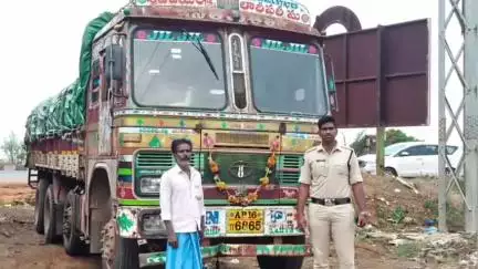 నాయుడుపేట హైవేపై పోలీసులు విస్తృత తనిఖీలు
- అక్రమంగా తరలిస్తున్న రేషన్ బియ్యం లారీని పట్టుకున్న పోలీసులు