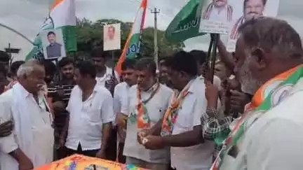 ಬಾಗೇಪಲ್ಲಿ: ಸಚಿವ ಸಂಪುಟ ಸಭೆಯಲ್ಲಿ ತಾಲೂಕಿಗೆ ಬಂಪರ್,ಪಟ್ಟಣದ ಎಪಿಎಂಸಿಯಲ್ಲಿ ರೈತರೊಂದಿಗೆ ಬ್ಲಾಕ್ ಕಾಂಗ್ರೆಸ್ ಮುಖಂಡರ ಸಂಭ್ರಮಾಚರಣೆ