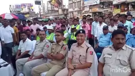 কালিয়াচক ১: কালিয়াচক চৌরঙ্গী মোড়ে সামার কিট প্রদান ট্রাফিক পুলিশ ও সিভিক ভলেন্টিয়ারদের