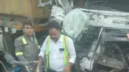 मिलक: धनेली पूर्वी के गाँव पास केंटर और टैंकर की भीषण टक्कर, 3 लोगों की मौके पर दर्दनाक मौत, पुलिस ने शव PM को भेजे