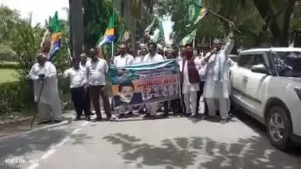 नौगढ़: पीस पार्टी के लोगों ने अपने कई मांगों को लेकर जिलाधिकारी को दिया ज्ञापन