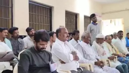 ಚಳ್ಳಕೆರೆ: ನಗರದ ಪೊಲೀಸ್ ಠಾಣೆಯಲ್ಲಿ ಮೊಹರಂ ಹಬ್ಬದ ಕುರಿತು ಶಾಂತಿ ಸಭೆ