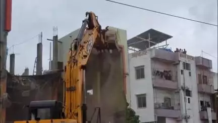पडेगाव ते मिटमिटा रस्त्यावरील अतिक्रमण पोलीस बंदोबस्तात जमीनदोस्त