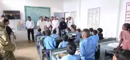 बाबई: ग्राम चूरना में विधायक ने शासकीय माध्यमिक शाला में विद्यार्थियों के लिए नई टीवी का फीता काटकर किया शुभारंभ