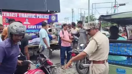 জলপাইগুড়ি: মাথায় হেলমেট নেই, বাইকের সঙ্গে বাইক আরোহী পড়ে রয়েছে রক্তাক্ত অবস্থায়, গোশালা মোড়ে এরকম দৃশ্য তুলে ধরে সচেতন করা হচ্ছে