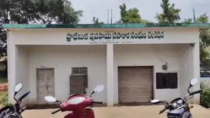 అసిఫాబాద్: రెబ్బెనలో యూరియా కోసం రోడ్ ఎక్కినా రైతులు,సమయపాలన పాటించడం లేదని రైతుల ఆరోపణ