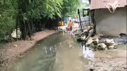 জামবনি: বেহাল দশায় কেন্দডাংরী থেকে কদমডিহার রাস্তা, ঘর থেকে বেরোলেই হাঁটু সমান জল ও কাদা #jansamasya