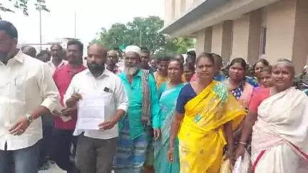 திருப்பத்தூர்: காய்கறி மார்க்கெட் எதிரில் கீரை உள்ளிட்ட விவசாய பொருட்களை விற்பனை செய்ய அனுமதிக்க வேண்டும் என விவசாயிகள் கலெக்டரிடம் மனு