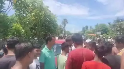 নগাঁও: ৰূপহীহাটৰ তেৰ মাইলত শোকাবহ পথ দুৰ্ঘটনা, মটৰ চাইকেল আৰু চাৰিচকীয়া বাহনৰ মুখামুখি সংঘৰ্ষত আহত মটৰ চাইকেল আৰোহী