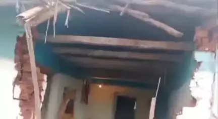 डिंडौरी: बरवारा गांव में हाथियों के दल ने दो ग्रामीणों के घर तोड़े, ग्रामीणों ने प्रशासन से मुआवजे की गुहार लगाई