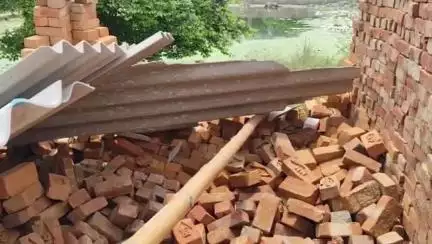 कौंच: गांधीनगर में बारिश के चलते गिरा छप्पर, मलबे में दबने से सो रहे लोगों को आई चोटें, पीड़ित ने SDM से लगाई गुहार