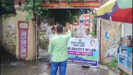 কৃষ্ণনগর ১: পথ নিরাপত্তা সপ্তাহ উপলক্ষে কৃষ্ণনগরে কোতোয়ালি ট্রাফিক গার্ডের উদ্যোগে স্কুলের ছাত্রদের নিয়ে সচেতনতামূলক পদযাত্রা
