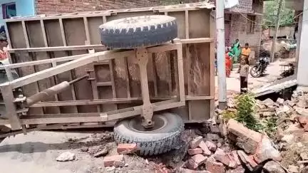 गया टाउन सीडी ब्लॉक: केंदुआ के पास गलत साइड से आ रही टोटो के कारण ईंट लदी ट्रैक्टर ट्रॉली पलटी, नाले में गिरा बुजुर्ग