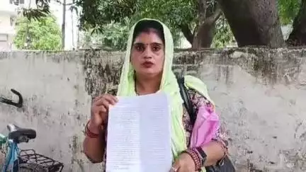 मुरादाबाद: सीआरपीएफ के हवलदार की पत्नी ने प्लॉट के नाम पर ₹9 लाख ठगने का आरोप लगाते हुए पुलिस को की शिकायत