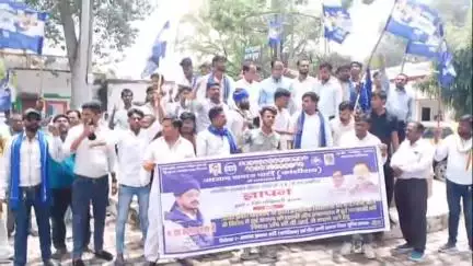 इटावा: आजाद समाज पार्टी काशीराम के पदाधिकारियों ने कौशांबी में बच्ची के साथ हुए दुष्कर्म को लेकर कचहरी में किया विरोध प्रदर्शन