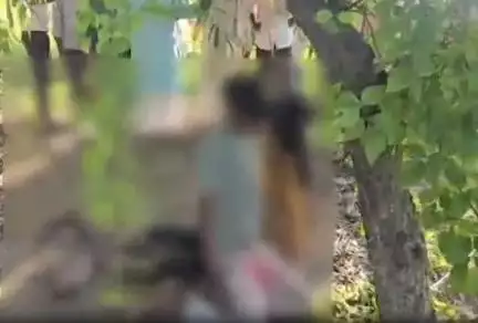 यूपी के कुशीनगर में बगीचे में युवक और किशोरी का शव फंदे से लटकता मिला, शरीर पर गहरे जख्म