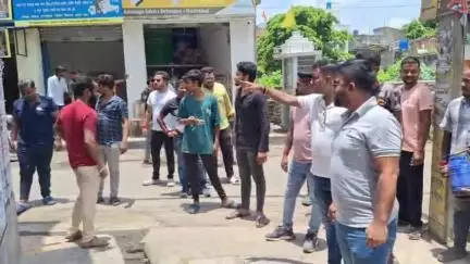 বহরমপুর: আগামী ২১শে জুলাই শহীদ দিবসের প্রস্তুতিতে বহরমপুরে দেওয়াল লিখন সারছেন যুব তৃণমূল সভাপতি পাপাই ঘোষ