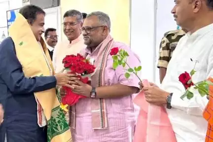 नामकुम: केंद्रीय परिवहन मंत्री नितिन गडकरी पहुंचे रांची एयरपोर्ट, बीजेपी नेताओं और कार्यकर्ताओं ने किया स्वागत