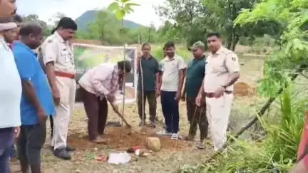 ସୋନପୁର: ସହକାରୀ ବନ ସଂରକ୍ଷକଙ୍କ ପ୍ରତ୍ୟକ୍ଷ ତତ୍ୱାବଧାନରେ ଦୂରଦୁରା ଏବଂ ଆମ୍ବେଦକର ସେବାସଙ୍ଘ ରେ ବୃକ୍ଷ ରୋପଣ କାର୍ଯ୍ୟକ୍ରମ ଅନୁଷ୍ଠିତ