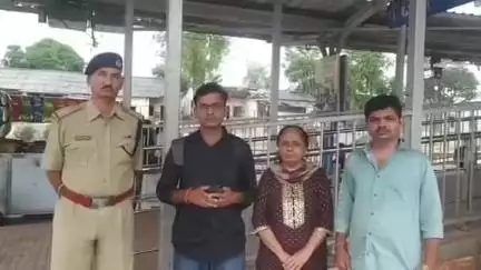 ललितपुर: महाराष्ट्र की रहने वाली महिला को रेलवे सुरक्षा बल ने उसके भाई से मिलाया
