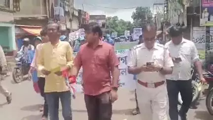গড়বেতা ২: মানুষ সচেতন হচ্ছে না প্লাস্টিক ব্যবহারকে কেন্দ্র করে বিশেষ বার্তা নিয়ে পথে নামলেন বিডিও গোয়ালতোড়ে