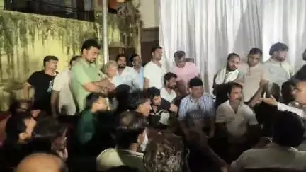 जौरा: जौरा शहर में नगर पालिका अध्यक्ष की व्यापारियों के साथ टाउन हॉल में देर रात तक बैठक हुई