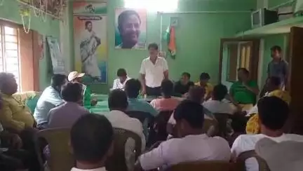 গড়বেতা ৩: গরবেতা তিন নম্বর ব্লকের আমশোল অঞ্চলের বহড়াশোল তৃণমূল কংগ্রেস দলীয় কার্যালয়ে একুশে জুলাই এর সমর্থনে গুরুত্বপূর্ণ বৈঠক