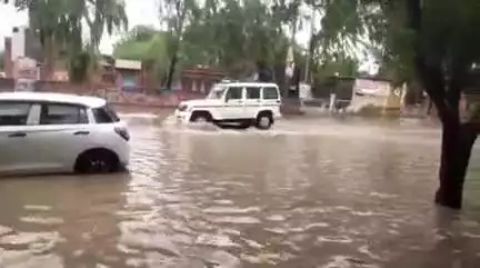 समदड़ी: समदड़ी में तेज बारिश के बाद यातायात प्रभावित, अस्पताल और रेलवे स्टेशन में जल भराव