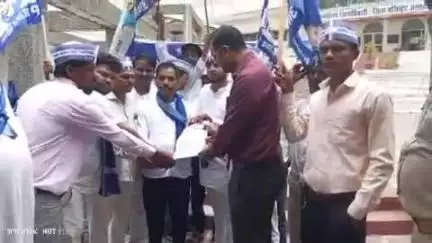नौगढ़: भीम आर्मी आजाद समाज पार्टी के लोगों ने कलेक्ट्रेट पर प्रदर्शन कर DM को अपनी कई मांगों का ज्ञापन दिया