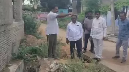 జమ్మలమడుగు: జమ్మలమడుగు : పట్టణంలోని 14వ వార్డులో పర్యటించి సమస్యలు తెలుసుకున్న మున్సిపల్ కమీషనర్ వెంకట రామిరెడ్డి