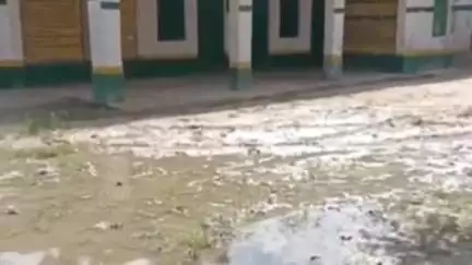 बिलारी: कुंदरकी क्षेत्र के ग्राम मिलक गुरेर में प्राथमिक विद्यालय में पानी का जल भराव स्कूल आने वाले बच्चे परेशान #Jansamasya