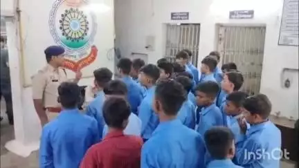 दुर्ग: मोहन नगर थाना में एक अनोखी पहल शुरू की गई, जिसमें स्कूली बच्चों को 2 जुलाई को पुलिस थाने का कराया भ्रमण