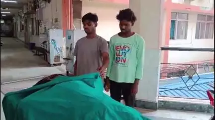 दुमका: हंसडीहा थाना के नोनीहाट में वाहन की टक्कर से घायल व्यक्ति की मौत, PJMCH के डॉक्टर ने किया मृत घोषित
