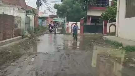 बस्ती जिले के मड़वा नगर मुहल्ले में मुख्य सड़क दो महीने से जलमग्न जिले के समक्ष अधिकारी एवं जनप्रतिनिधि भी मौन