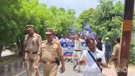 कन्नौज: भीम आर्मी आजाद समाज पार्टी के कार्यकर्ताओं ने दो सूत्रीय मांगों को लेकर कलेक्ट्रेट में धरना प्रदर्शन कर ज्ञापन सौंपा
